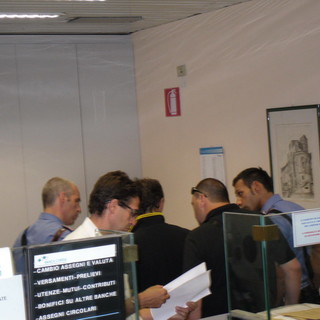 Rapina a mano armata alla Banca Carige di Piazza Eroi: ostaggi legati e una donna ferita, la banda fugge con bottino di 9 mila euro