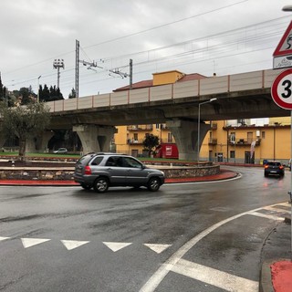 Imperia, un po' di pioggia e la rotonda di Castelvecchio diventa una 'pista di pattinaggio', automobilisti inferociti: "Per avere un asfalto decente deve morire qualcuno?"