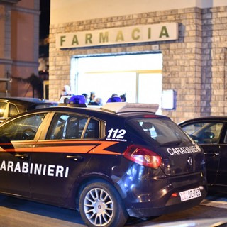 Sanremo, "metti subito l'incasso qua dentro": uomo rapina la farmacia in via Dante Alighieri (foto)