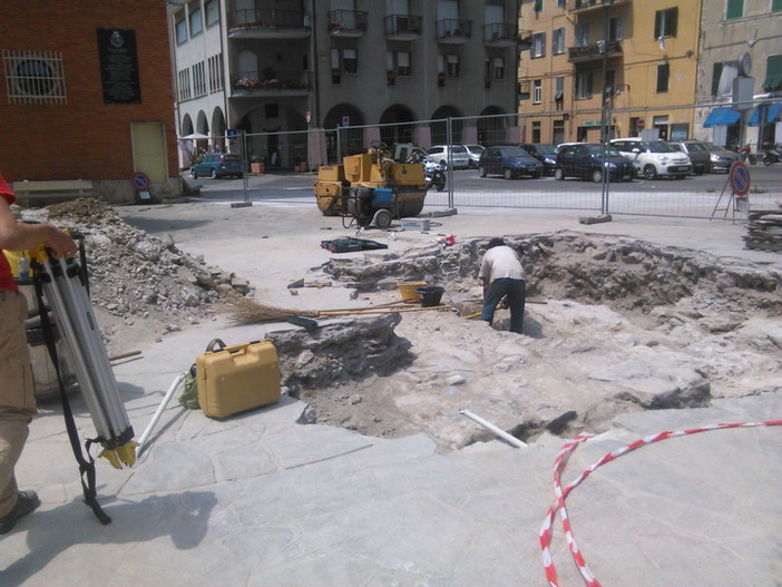 Imperia: scavi archeologici in piazza Bixio, gli operai tranciano i cavi del telefono. Stabilimento I Sogni d'Estate isolato Imperia: scavi archeologici in piazza Bixio, gli operai tranciano i cavi del telefono. Stabilimento I Sogni d'Estate isolato