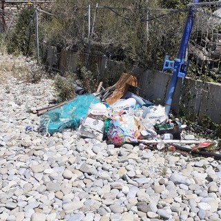 “Rifiuti accumulati da mesi alla spiaggia di Termini”: la segnalazione di un residente tra Ospedaletti e Bordighera