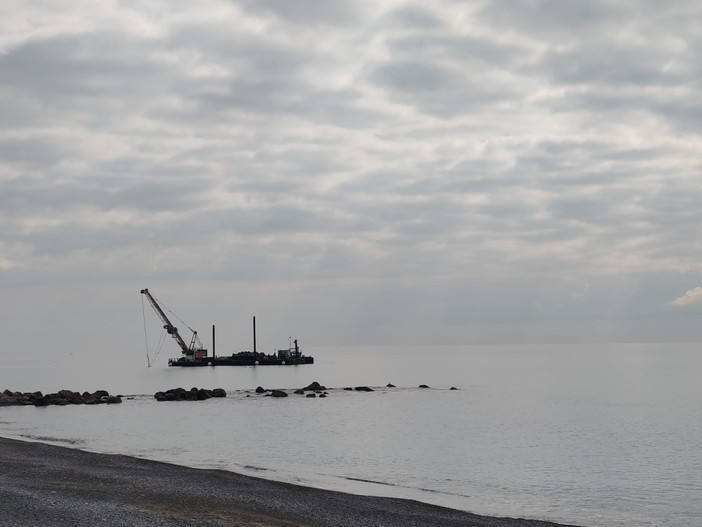 Reef di Ventimiglia, l'assessore Catalano: "Intervento complesso condizionato dalle mareggiate" Reef di Ventimiglia, l'assessore Catalano: "Intervento complesso condizionato dalle mareggiate"