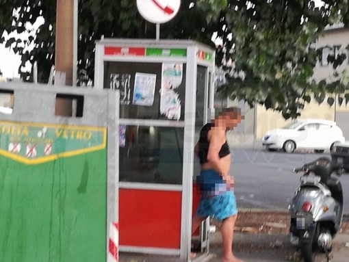 Ventimiglia: cabina telefonica usata come bagno, la denuncia del comitato di quartiere Roverino “Va demolita subito”