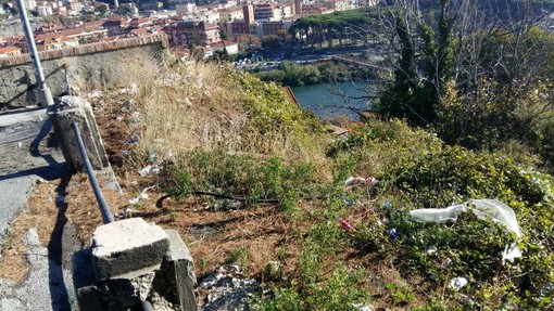 Ventimiglia: rifiuti abbandonati e degrado in fondo a via del Capo nella città alta, il panorama non è certo dei migliori