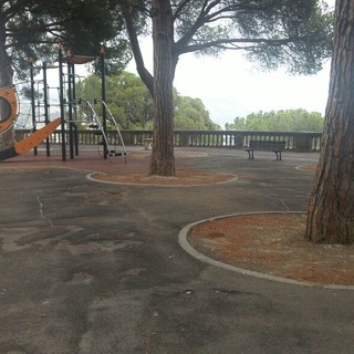 Sanremo: dopo la segnalazione di un nostro lettore, ripulita l'area ai giardini Regina Elena