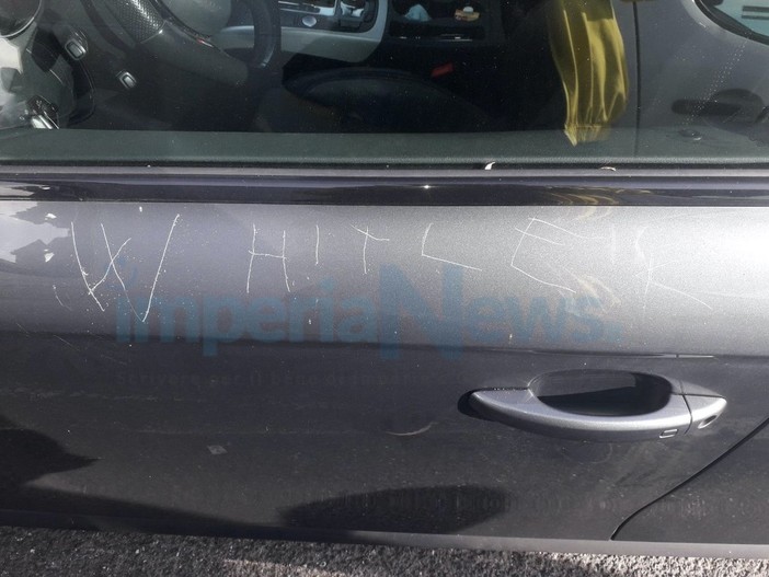 Raid vandalico a Imperia: svastiche e 'W Hitler' sulle auto parcheggiate al Prino (foto) Raid vandalico a Imperia: svastiche e 'W Hitler' sulle auto parcheggiate al Prino (foto)