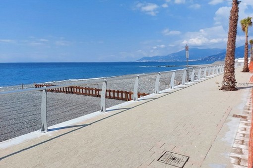 Vallecrosia: ladro seriale in spiaggia tra borse e zainetti, arrestato in flagranza dalla Polizia Locale