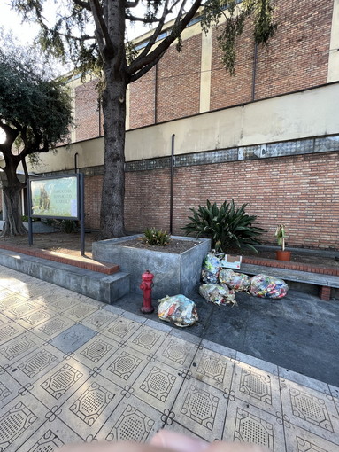 Sanremo: rifiuti abbandonati da 3 giorni davanti alla chiesa di San Rocco, la viva protesta di un turista