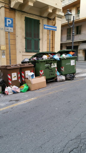 Sanremo: le foto di un lettore sulla situazione della raccolta rifiuti &quot;La città era molto più pulita prima!&quot;