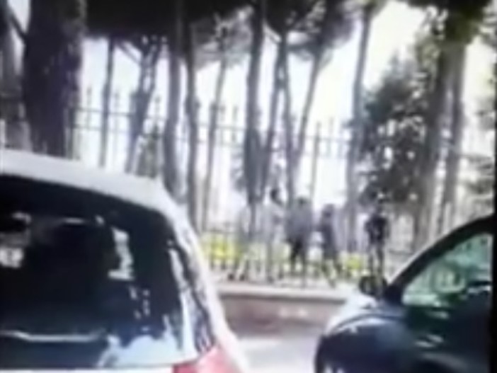 Ventimiglia: maxi rissa ai giardini pubblici in pieno giorno, la fuga all’arrivo della polizia (Video)
