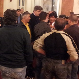 Momenti di tensione fuori dall'aula del consiglio comunale