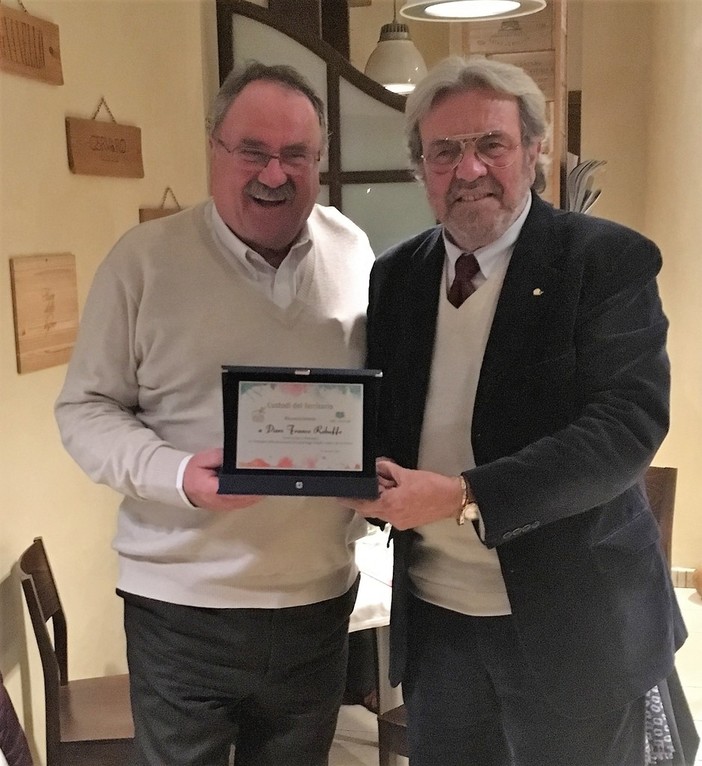 Roberto Pisani, vice presidente dell'Associazione Ristoranti della Tavolozza consegna la targa a Piero Franco Rebuffp Roberto Pisani, vice presidente dell'Associazione Ristoranti della Tavolozza consegna la targa a Piero Franco Rebuffp