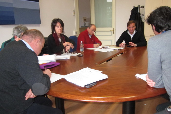 La commissione in una precedente riunione La commissione in una precedente riunione