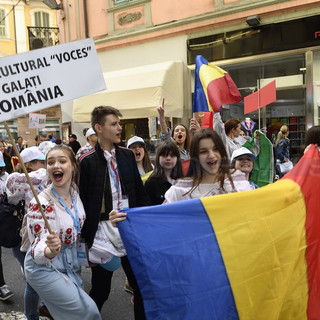 Sanremo: per il GEF, moltitudine di ragazzi festosi in centro città. Le foto di Tonino Bonomo Sanremo: per il GEF, moltitudine di ragazzi festosi in centro città. Le foto di Tonino Bonomo