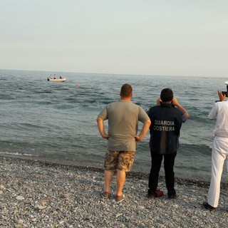Ventimiglia: ritrovato il cadavere del giovane migrante caduto in mare, i sommozzatori stanno recuperando il corpo Ventimiglia: ritrovato il cadavere del giovane migrante caduto in mare, i sommozzatori stanno recuperando il corpo