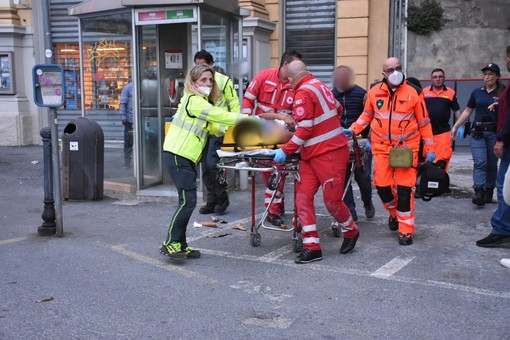 Sanremo: cade da alcuni metri d'altezza in piazza Eroi, 25enne ferito gravemente