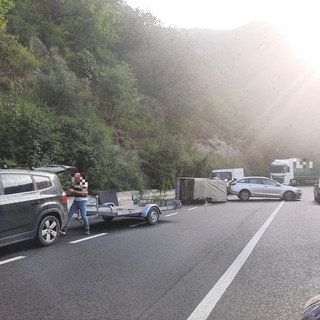 Acquetico, auto perde carrello sulla 28: traffico rallentato Acquetico, auto perde carrello sulla 28: traffico rallentato