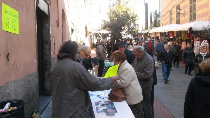 Imperia: è partita questa mattina la raccolta firme pro pedonalizzazione di via Cascione. Falciola: "E' andata molto meglio delle aspettative" Imperia: è partita questa mattina la raccolta firme pro pedonalizzazione di via Cascione. Falciola: "E' andata molto meglio delle aspettative"