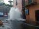 Imperia, ennesima rottura dell'acquedotto a Porto Maurizio, geyser di 10 metri e diversi quartieri senz'acqua (foto e video)