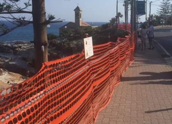 Bordighera: ringhiera fatiscente di S. Ampelio, la sostituzione non prima di settembre, Amministrazione: “Ci scusiamo per il disagio” Bordighera: ringhiera fatiscente di S. Ampelio, la sostituzione non prima di settembre, Amministrazione: “Ci scusiamo per il disagio”