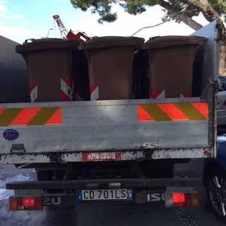 Ventimiglia: ultimate oggi le consegne dei contenitori per umido e vetro ai locali del litorale per il progetto sperimentale di raccolta differenziata Ventimiglia: ultimate oggi le consegne dei contenitori per umido e vetro ai locali del litorale per il progetto sperimentale di raccolta differenziata