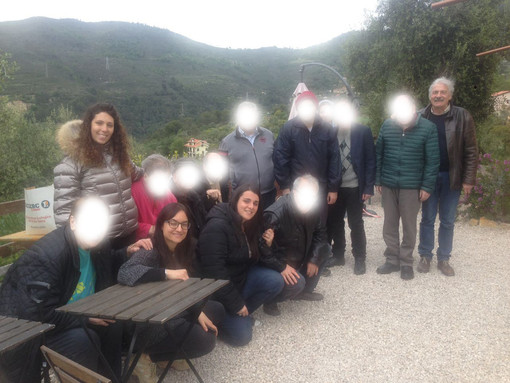 Gli ospiti della Residenza sanitaria assistenziale di Triora in visita alla Fattoria didattica di Seborga Gli ospiti della Residenza sanitaria assistenziale di Triora in visita alla Fattoria didattica di Seborga