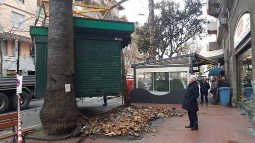 Un'altra edicola verso la demolizione a Ventimiglia: stamattina la rimozione in centro ma il popolo dei social è diviso