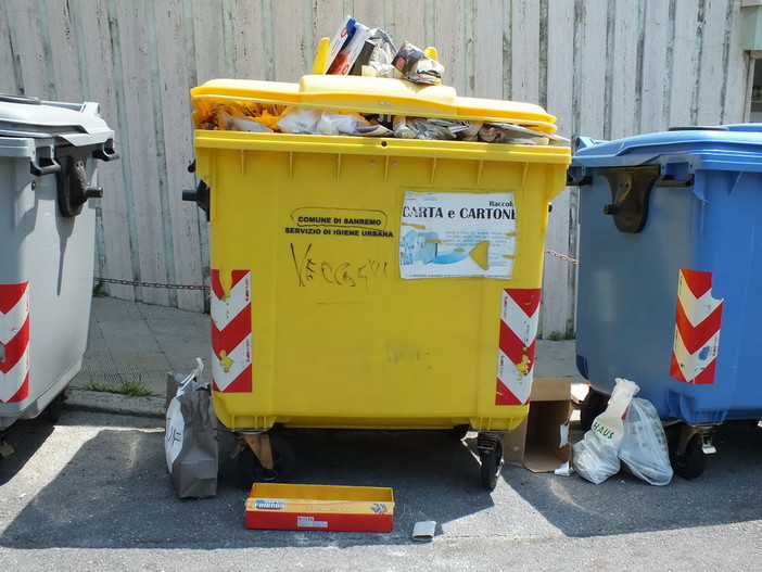 Sanremo: raccolta rifiuti, cassonetti colmi in corso Imperatrice. La segnalazione di un lettore Sanremo: raccolta rifiuti, cassonetti colmi in corso Imperatrice. La segnalazione di un lettore