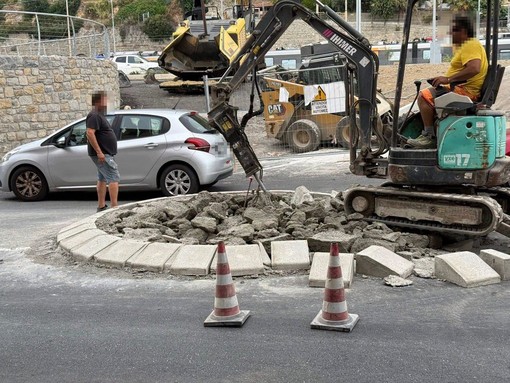 Ventimiglia, rotonda in corso Genova demolita. Di Muro: "L’Amministrazione non si sottrae alle proprie responsabilità, avviata verifica interna"
