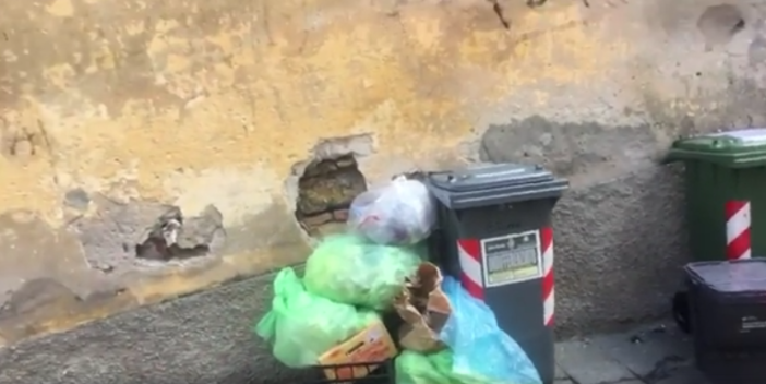 Imperia: rifiuti in via dell'Ospedale, Nella Ponte (M5S) "Ecco l'operazione decoro di Scajola" (video) Imperia: rifiuti in via dell'Ospedale, Nella Ponte (M5S) "Ecco l'operazione decoro di Scajola" (video)