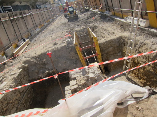 Sanremo: scavi in via Matteotti, non dovrebbe essere una tomba quella scoperta Sanremo: scavi in via Matteotti, non dovrebbe essere una tomba quella scoperta