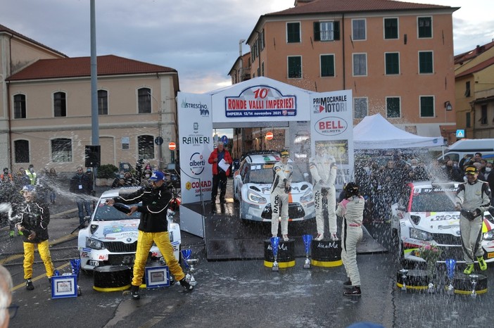 La 10ª edizione del Ronde Valli Imperiesi va a Luca Pedersoli e Anna Tomasi: grande festa in calata Cuneo (foto) La 10ª edizione del Ronde Valli Imperiesi va a Luca Pedersoli e Anna Tomasi: grande festa in calata Cuneo (foto)