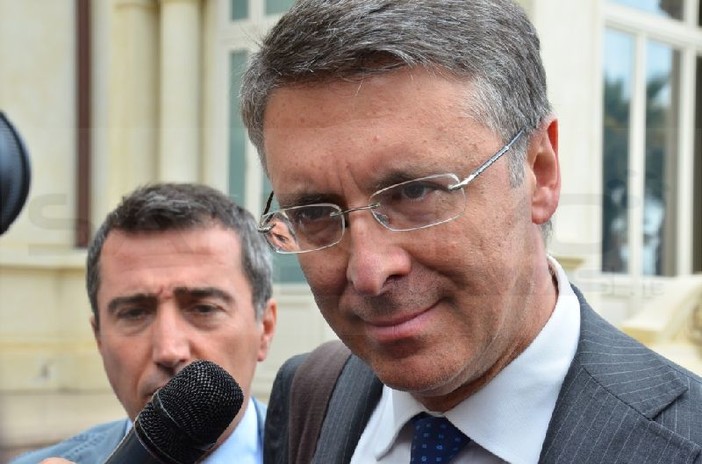 Sanremo: Raffale Cantone al Teatro del Casinò “Non è pensabile fare lotta alla corruzione contro la Pubblica Amministrazione” Sanremo: Raffale Cantone al Teatro del Casinò “Non è pensabile fare lotta alla corruzione contro la Pubblica Amministrazione”