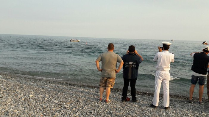 Ventimiglia: ritrovato il cadavere del giovane migrante caduto in mare, i sommozzatori stanno recuperando il corpo Ventimiglia: ritrovato il cadavere del giovane migrante caduto in mare, i sommozzatori stanno recuperando il corpo