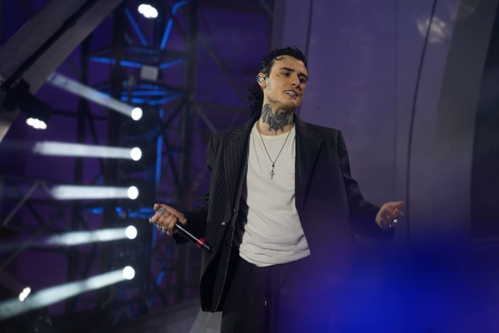 Rosa Chemical torna a Sanremo e infiamma piazza Colombo con "Made in Italy"