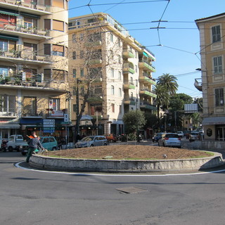 Sanremo: sostituzione dei fiori nella rotonda di via Fiume, le perplessità di un lettore Sanremo: sostituzione dei fiori nella rotonda di via Fiume, le perplessità di un lettore