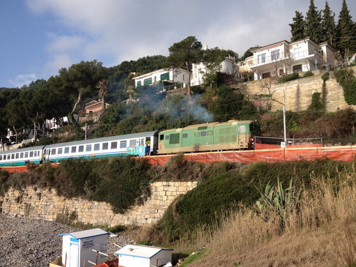 Andora: al via questa mattina i lavori di rimozione del treno deragliato a Capo Rollo (foto) Andora: al via questa mattina i lavori di rimozione del treno deragliato a Capo Rollo (foto)