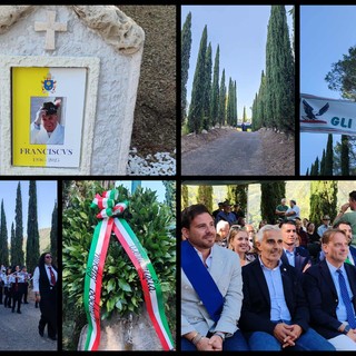 Raduno di penne nere a Sant'Antunin: Ventimiglia dedica una targa a Papa Bergoglio, 'alpino ad honorem' (Foto e video)
