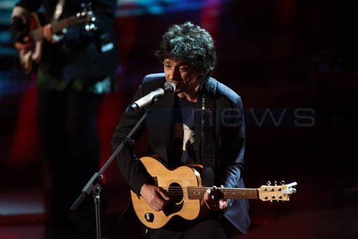 Festival #sanremo2014: brano non inedito, la Rai conferma esclusione di Riccardo Sinigallia dalla gara
