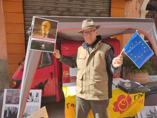 Sanremo, l'appello dei Radicali: "Invitiamo Amadeus, i cantanti, gli spettatori dell’Ariston a indossare i colori dell'Ucraina" Sanremo, l'appello dei Radicali: "Invitiamo Amadeus, i cantanti, gli spettatori dell’Ariston a indossare i colori dell'Ucraina"