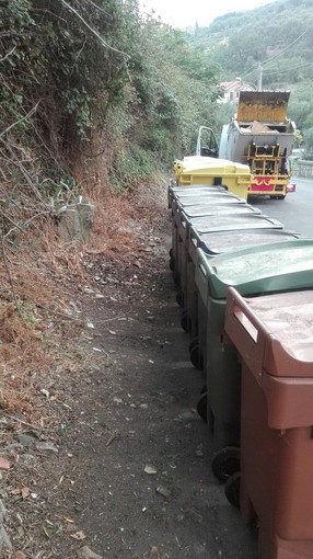 Imperia: rifiuti abbandonati in modo abusivo in via Felice Musso, questa mattina iniziato il lavoro di bonifica Imperia: rifiuti abbandonati in modo abusivo in via Felice Musso, questa mattina iniziato il lavoro di bonifica