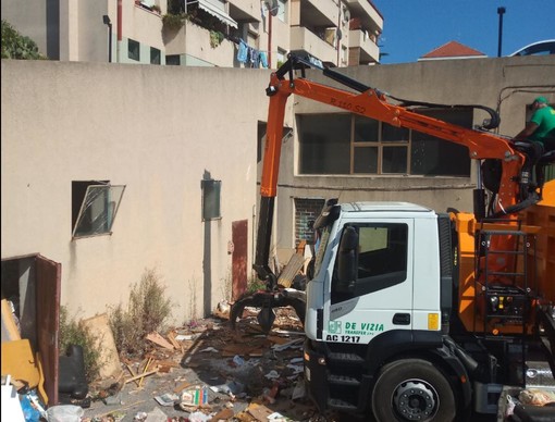 Imperia, rimozione del cumulo di rifiuti alle 'case parcheggio' in via Airenti (Foto)