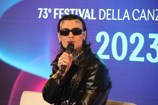Rosa Chemical a Sanremo 2023: "Mando un bacio a chi pensa che sia un cattivo esempio" Rosa Chemical a Sanremo 2023: "Mando un bacio a chi pensa che sia un cattivo esempio"