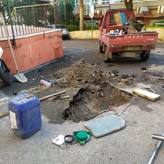 Imperia, ennesima rottura di un tubo dell'acquedotto: operai a lavoro in via Unione (foto)