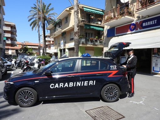 Bordighera, era ai domiciliari il 43enne che ha tentato di rapinare l' "Ok Market" Bordighera, era ai domiciliari il 43enne che ha tentato di rapinare l' "Ok Market"