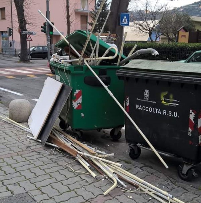 Ventimiglia: rifiuti ingombranti nel cassonetto, un gesto di inciviltà che non passa inosservato. 'Beccato' l'autore