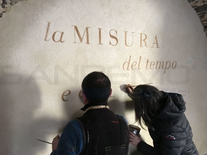 Vallebona: avviato il restauro di antiche scritte e segnaletiche, l'artigiano Diego Lorenzi al lavoro nel centro storico Vallebona: avviato il restauro di antiche scritte e segnaletiche, l'artigiano Diego Lorenzi al lavoro nel centro storico