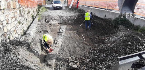 Imperia: gli scavi per la ciclabile portano alla luce mura antiche, il ritrovamento al Prino