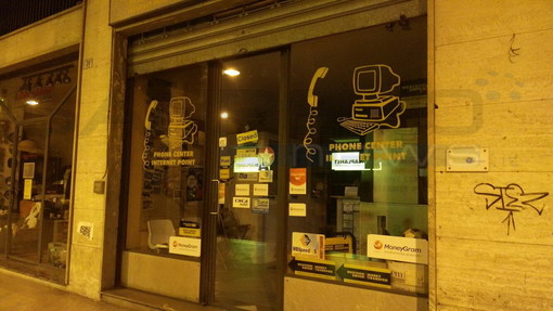 Imperia: rapina a mano armata ad un phone center di via Berio, armato di pistola minaccia la proprietaria e fugge via con l’incasso (foto) Imperia: rapina a mano armata ad un phone center di via Berio, armato di pistola minaccia la proprietaria e fugge via con l’incasso (foto)