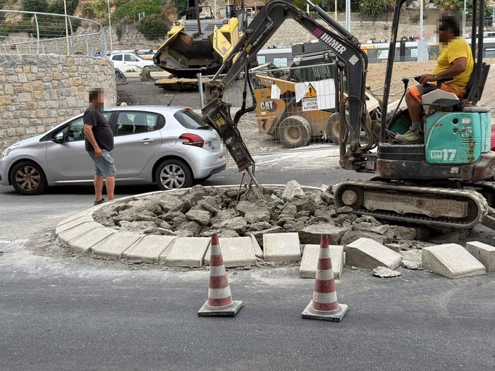 Ventimiglia, rotonda in corso Genova demolita. Agosta: "Responsabilità in capo alla direzione dei lavori" Ventimiglia, rotonda in corso Genova demolita. Agosta: "Responsabilità in capo alla direzione dei lavori"